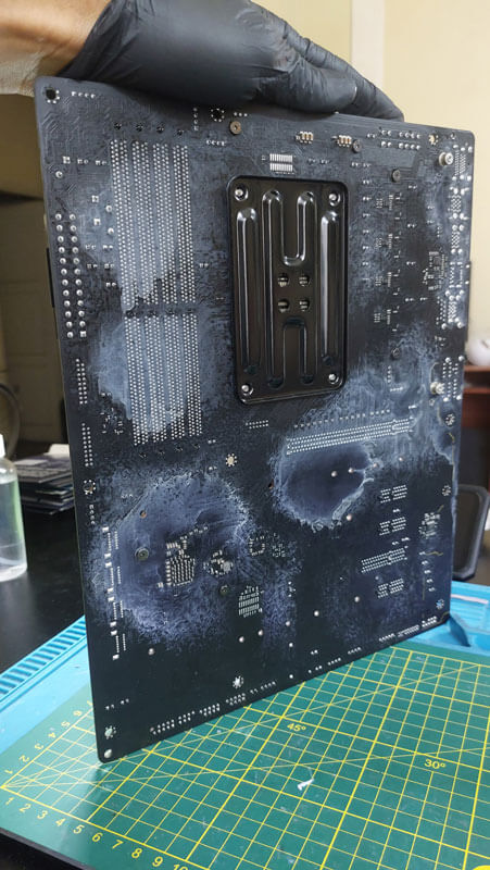 Placa madre con residuos de humedad