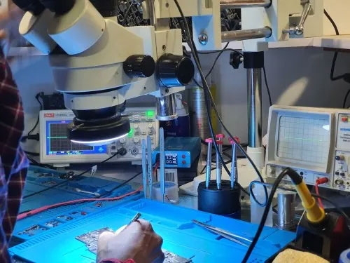 Reparando mainboard de laptop uso de microscopio