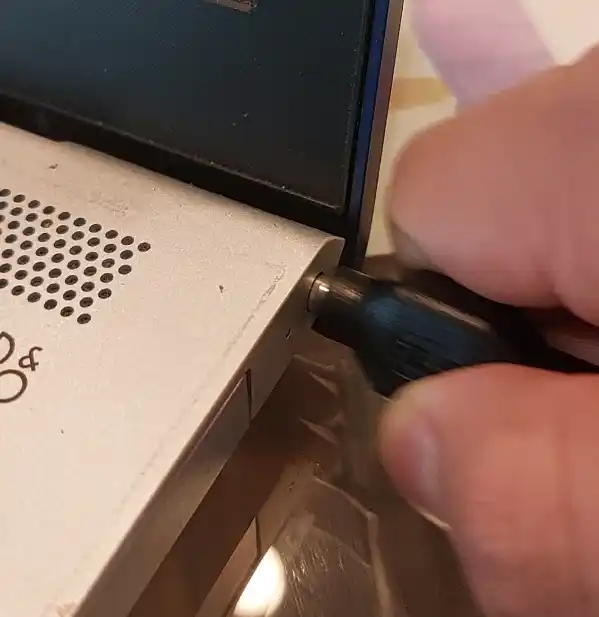 Desconecta el cargador de la laptop
