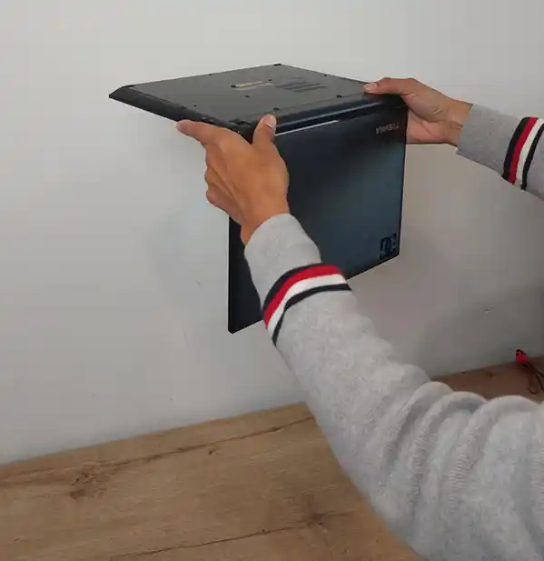 Laptop volteada escurriendo el agua